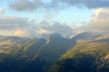 Sommer in den Bergen. Bergpanorama in den Alpen