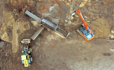 Bau aus der Vogelperspektive: Bagger, Radlader und Baumaschine