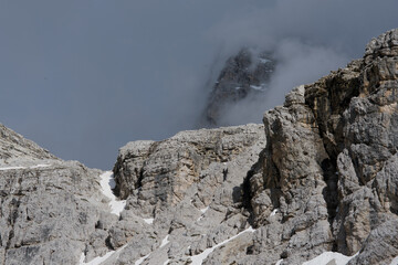 la bellezza dei paesaggi di montagna in autunno, la roccia delle montagne delle dolomiti