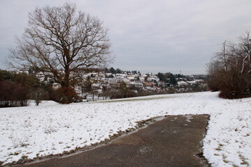 Blick über das Heckengäu auf den Ort Flacht im Winter