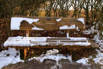 Sitzbank die im Winter mit Schnee bedeckt ist