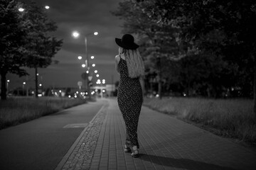 miasto ulica kobieta światłą miasta city noc nocne zdjęcie kapelusz  - obrazy, fototapety, plakaty
