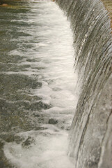 Wasserfall mit klarem Wasser.