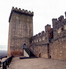 La torre del homenaje o torreón del castillo de Peñaranda de Duero, en Burgos, España.