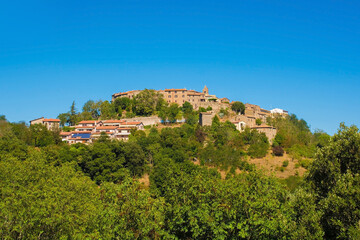Fototapeta na wymiar The late summer landscape around the historic hill village of Batignano in Grosseto Province, Tuscany, Italy 
