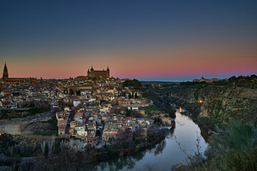 Atardecer en Toledo  con el rio tajo y se ve la catedral y el alcazar