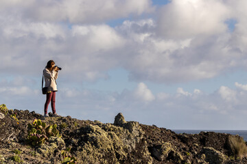 Obraz premium Photographer by the Atlantic ocean.