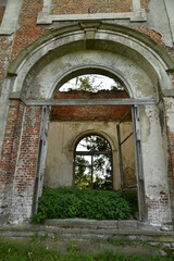 Fototapeta na wymiar Chapelle en ruine dans le parc Enghien au Hainaut 