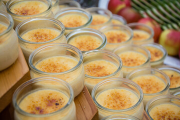 Creme brulee - ein Dessert im Glas am Buffet