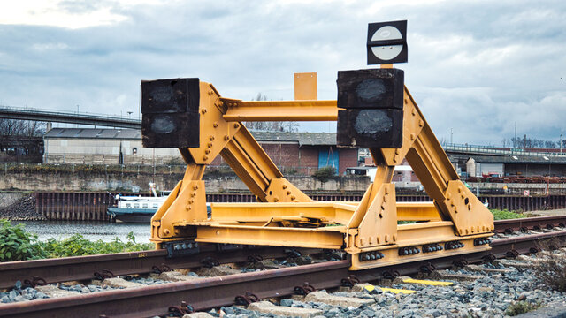 Der Prellbock im Industriehafen ist das Ende der Schienenstrecke im G&uuml;terverkehr