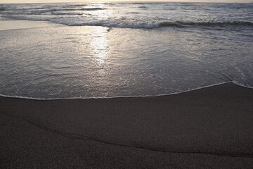 夕暮れ時の吹上浜に打ち寄せる波	