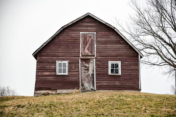 Fototapeta na wymiar weathered and old vintage farm barn