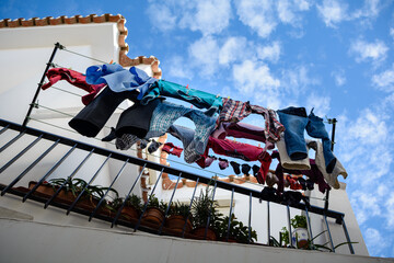 Wäsche trocknet auf Balkon in Spanien