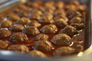 albondigas bañadas en salsa, comida de buffet.
restaurant tropical, comida grasosa.