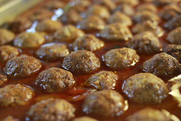 albondigas bañadas en salsa, comida de buffet.
restaurant tropical, comida grasosa.