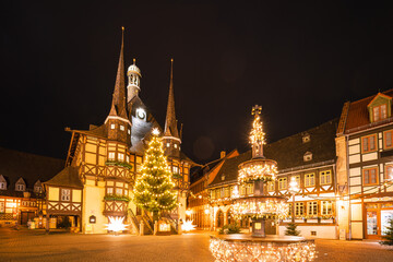 Hell erleuchtet Rathaus Wernigerode zu Weihnachten