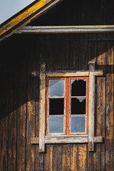 Obraz na płótnie Canvas broken old wooden window on barn