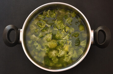 Comida sana, brócolis cocidos en una cazuela.