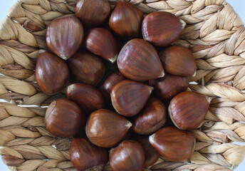 Un montón de castañas en un cesto de mimbre.