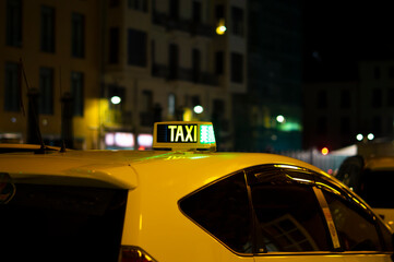 Obraz na płótnie Canvas Taxi at night in the city