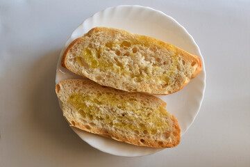 Desayuno saludable, pan tostado con aceite de oliva.