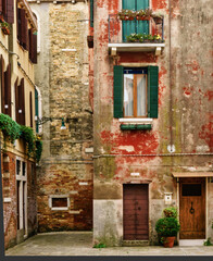 Fototapeta na wymiar rustic, historic architecture in Venice 