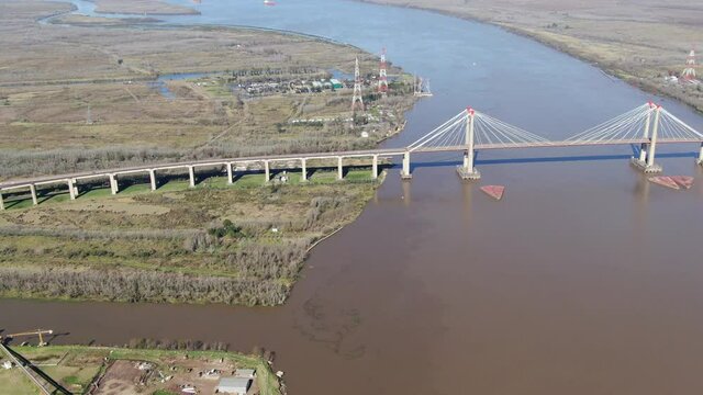 Vista a&eacute;rea de un gran puente colgante, que cruza un r&iacute;o muy ancho.