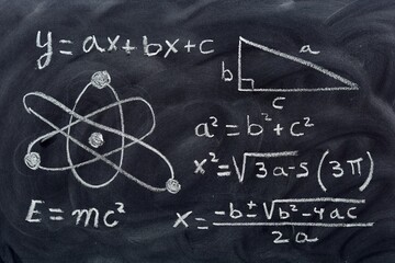 Operaciones matemáticas escritas a mano  con una tiza en la pizarra	