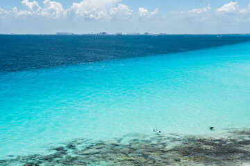 Fototapeta na wymiar landscape of the mexican caribbean sea showing two different colors due to the difference in depth