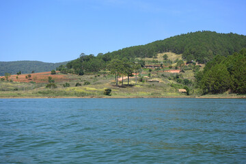 Obraz premium View from the Tuyen Lam Lake