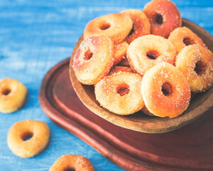sesión de pequeñas donas de azúcar y chocolate hechas de manera artesanal