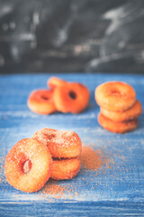sesión de pequeñas donas de azúcar y chocolate hechas de manera artesanal