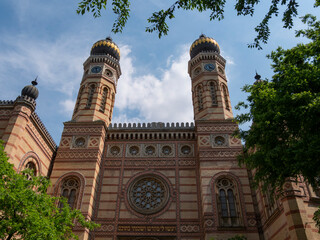 Fototapeta premium low angle view of the front entrance to the great synagogue
