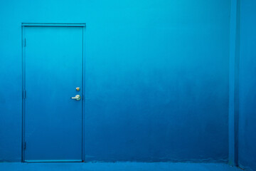 Gradient over the wall and the door exterior. The trendy blue color on the concrete.