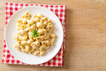 macaroni and cheese with herbs