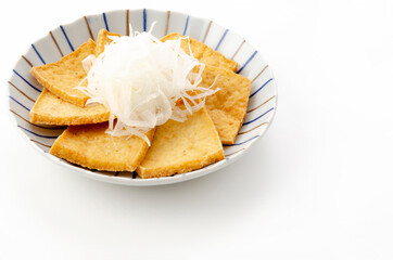 スライス豆腐の揚げ物さらし玉ねぎ添え
