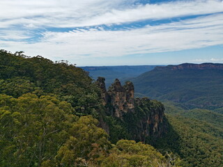 Fototapeta na wymiar Beautiful view of tall mountains and deep valleys,Three Sisters Lookout, Blue Mountain National Park, New South Wales, Australia 