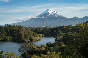 Obraz premium Taranaki mount from Lake Mangamahoe viewpoint. New Zealand, North Island