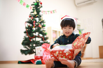 クリスマスプレゼントを開ける男の子