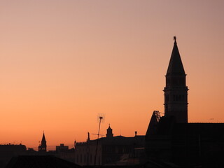 Der Campanile Markusturm auf dem Markusplatz  in Venedig Italien bei Sonnenuntergang
