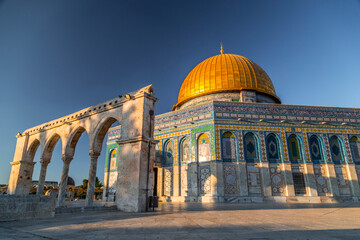 Fototapeta premium Jerusalem, Israel - June 12, 2019: Exterior view of the Dome of the Rock or Al Qubbat as-Sakhrah in Arabic. Located in Jerusalem, the monumental shrine is a sacred Islamic destination.