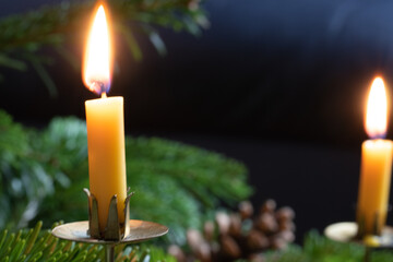 Weihnachtsschmuck und Kerzen aus Bienenwachs am Weihnachtsbaum.