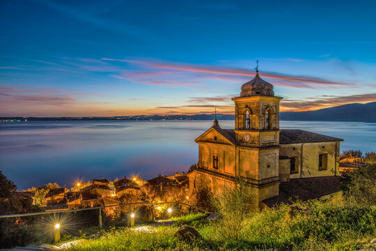 Il borgo di Trevignano Romano sul lago di Bracciano al tramonto