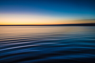 l'acqua calma e il lago di Bracciano al tramonto