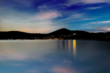 Il lago di Bracciano e il borgo di Trevignano Romano di notte