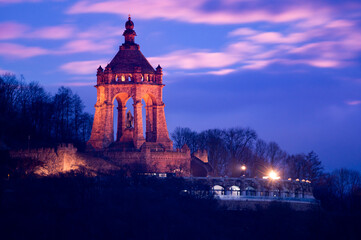 Kaiser Wilhelm Denkmal in Porta Westfalica bei Sonnenaufgang