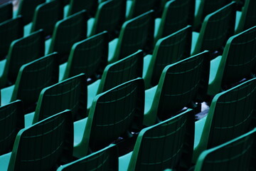 Puste krzesła na stadionie