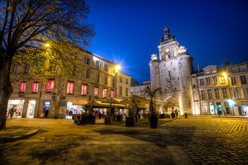 Fototapeta na wymiar ruelle typique du centre historique de la Rochelle en France au couché du soleil