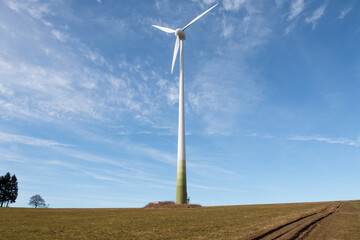 Windrad auf Feld, Wiese und Wald