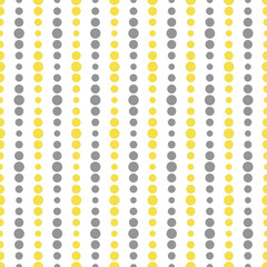 Rayures verticales transparentes jaunes et ultimes grises éclairantes, illustration vectorielle. Modèle sans couture avec des lignes jaunes et grises de points sur blanc. Fond géométrique de rayures pointillées